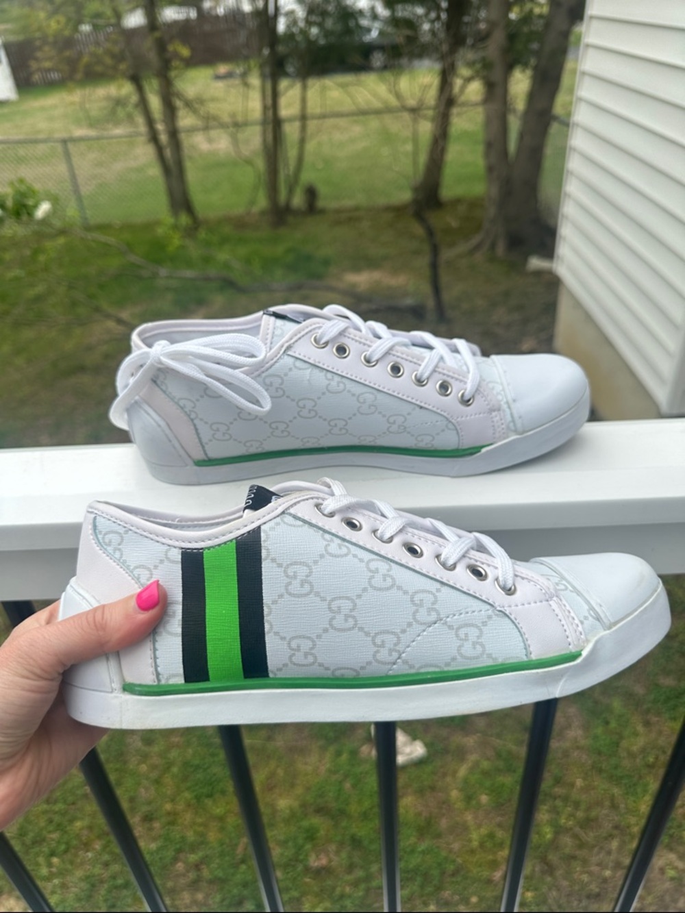 Gucci White Low-Top Sneakers with Green & Black Stripe